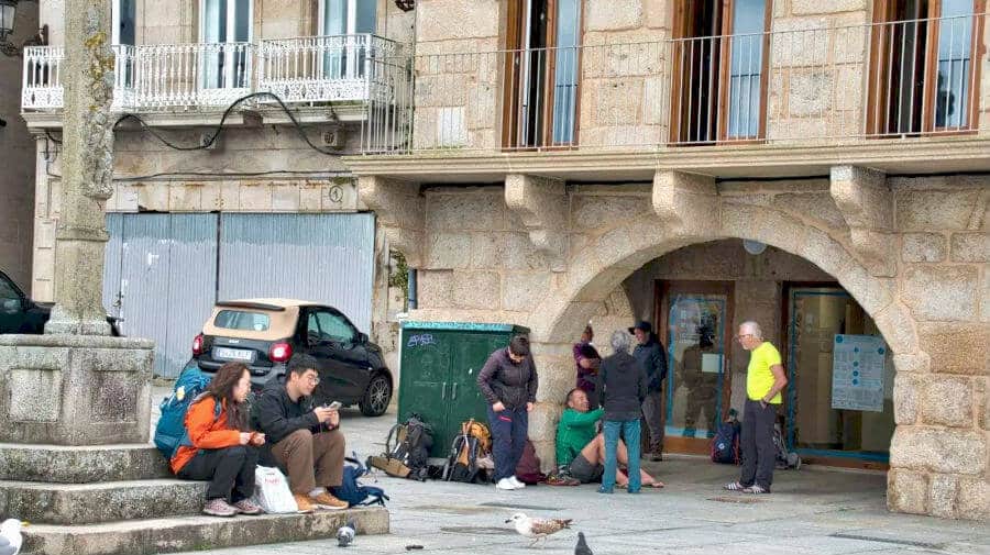 Peregrinos esperando la apertura del albergue de peregrinos de Vigo :: Guía del Camino de Santiago