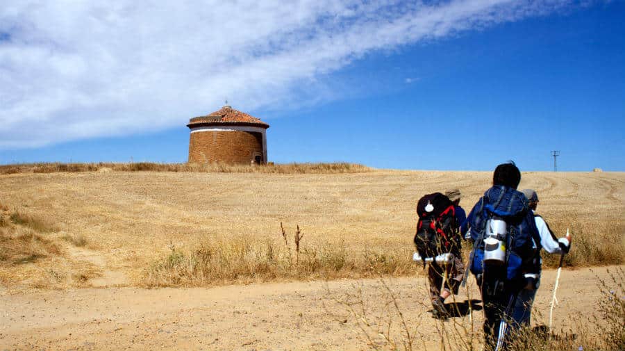 Peregrinos atravesando las llanuras de Castilla :: Guía del Camino de Santiago
