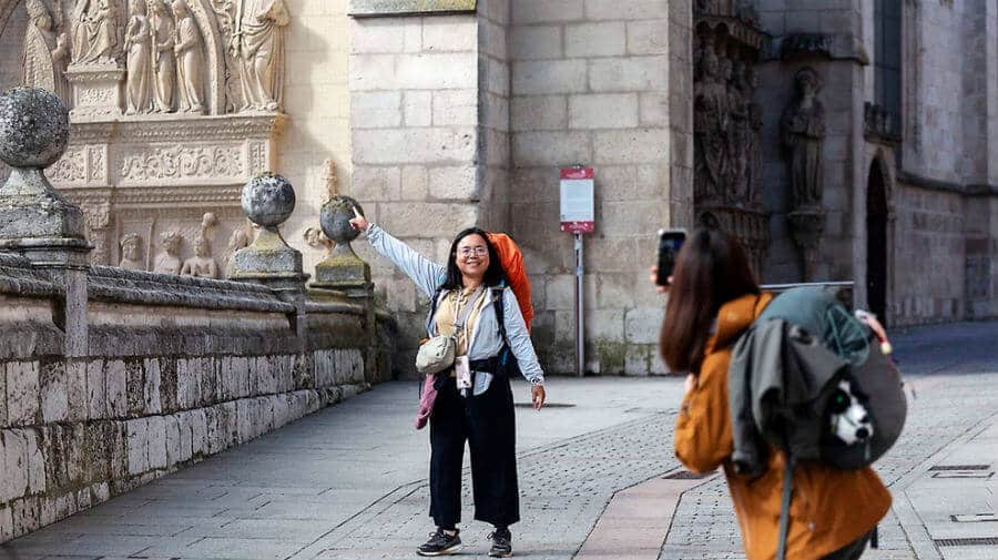 Peregrinas coreanas fotografiándose en la Catedral de Burgos