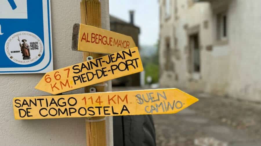 Señales indicadoras del Camino de Santiago desde Sarria