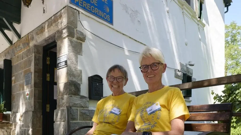 Dos hospitaleras voluntarias alemandas en el albergue Casa Paderborn, Pamplona :: Guía del Camino de Santiago