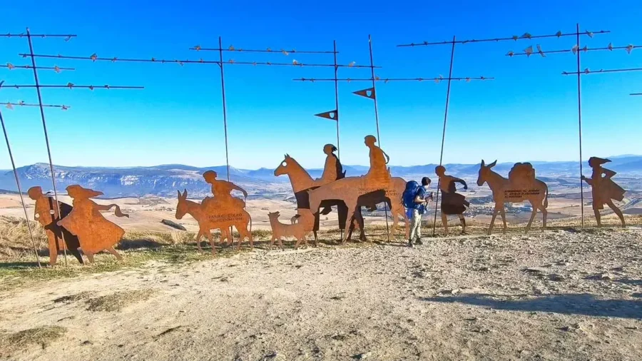 Un peregrino solitario en el Alto del Perdón :: Guía del Camino de Santiago