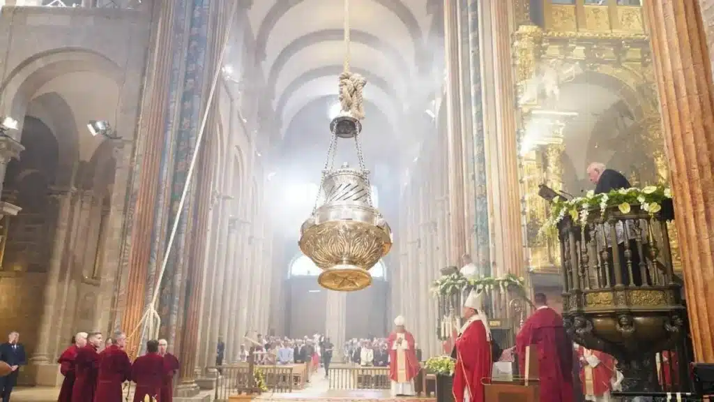 Botafumeiro en la Catedral de Santiago de Compostela :: Guía del Camino de Santiago