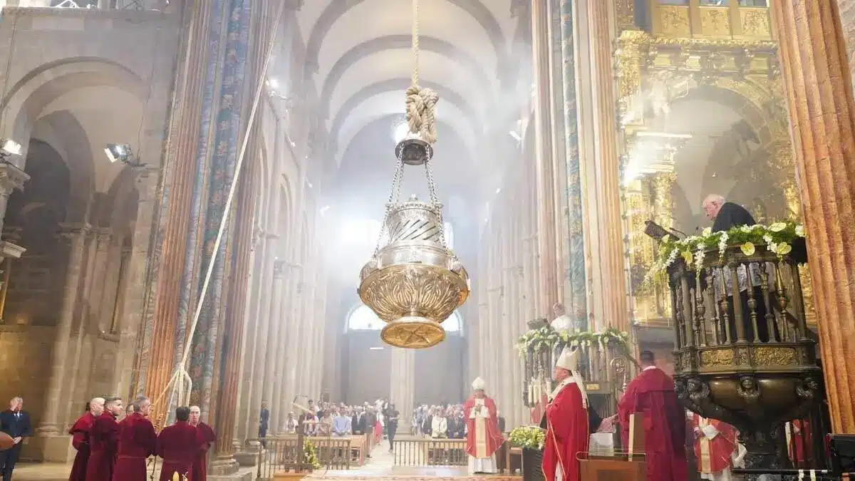Botafumeiro en la Catedral de Santiago de Compostela :: Guía del Camino de Santiago