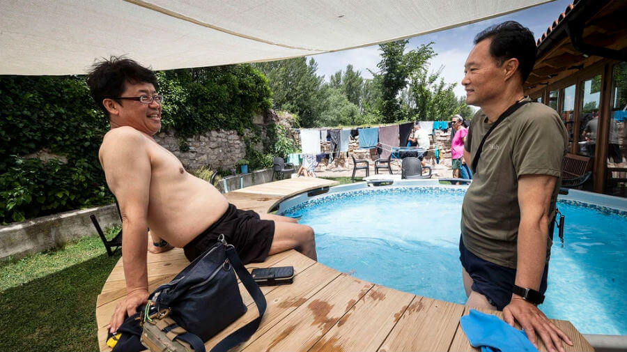 Coreanos refrescándose en la piscina de un albergue de la provincia de Burgos :: Camino de Santiago
