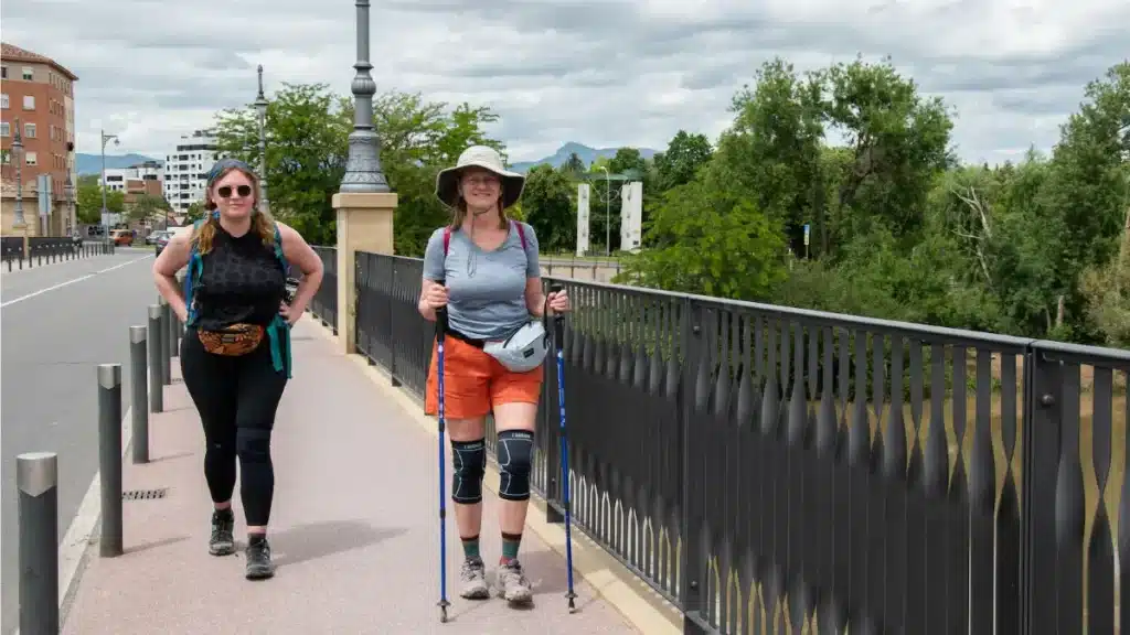 Dos peregrinas entrando en Logroño :: Guía del Camino de Santiago