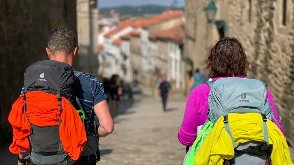 Dos peregrinos atravesando un pueblo del Camino :: Guía del Camino de Santiago