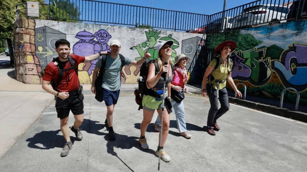 Un grupo de peregrinos llegando al albergue Virgen Peregrina de Pontevedra :: Guía del Camino de Santiago