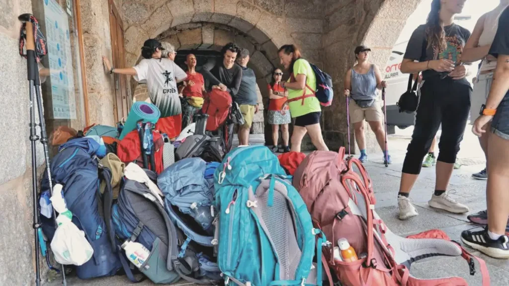 Mochilas y peregrinos esperando la apertura del albergue de Vigo - Camino Portugués por la Costa :: Guía del Camino de Santiago