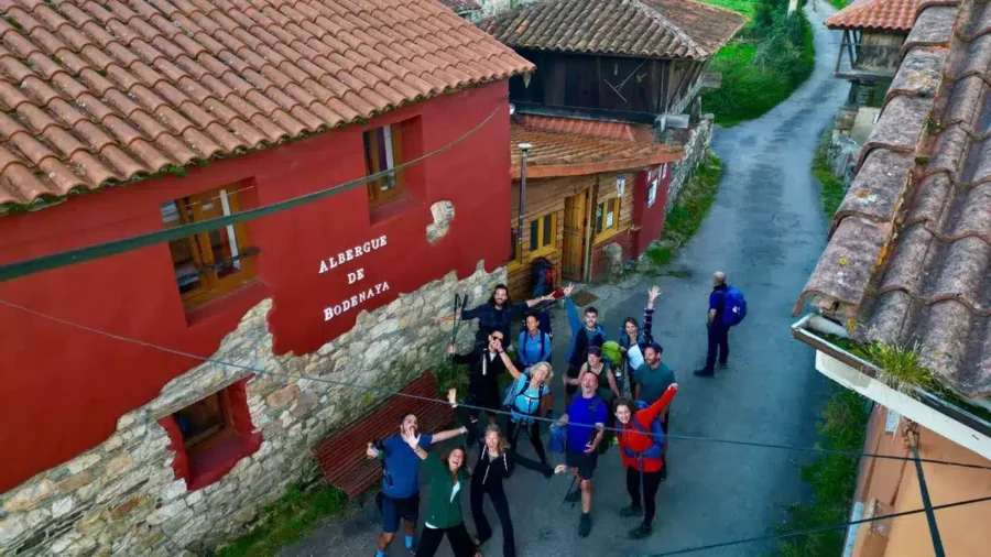 Un grupo de peregrinos junto al albergue de Bonenaya, en Salas. - Camino Primitivo :: Guía del Camino de Santiago