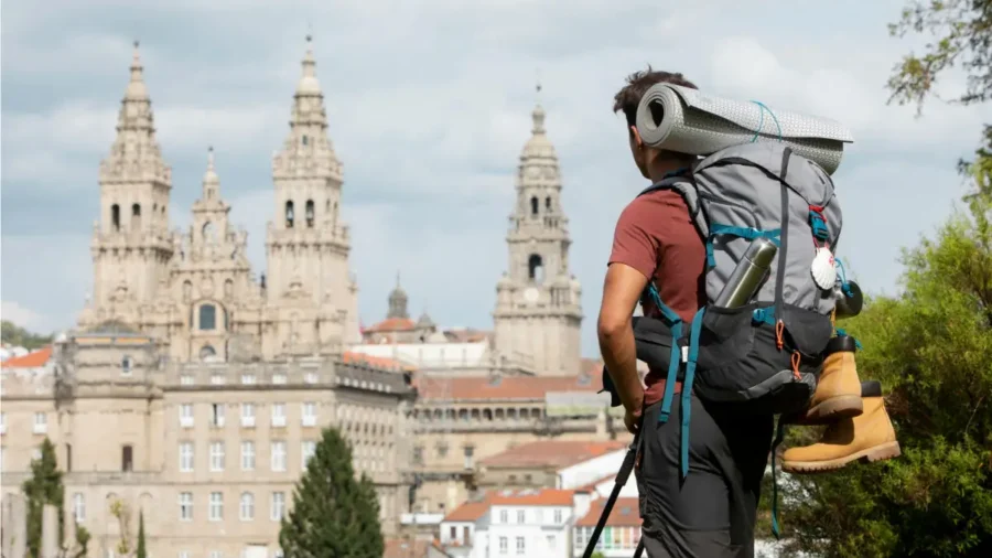 Joven peregrino llegando a Santiago de Compostela