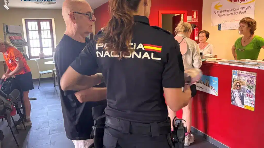 Policía Nacional informando a peregrinos :: Guía del Camino de Santiago