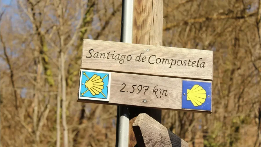 Señal indicativa de distancia a Santiago de Compostela