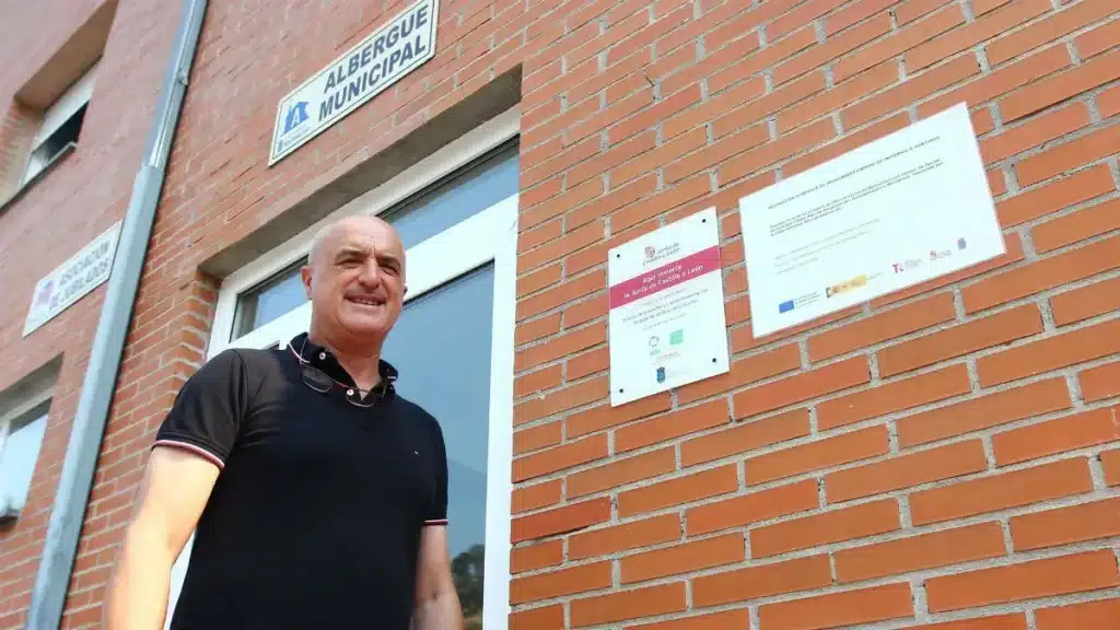 El alcalde de Puente Domingo Florez (León), junto a la sede del nuevo albergue municipal para el Camino de Invierno