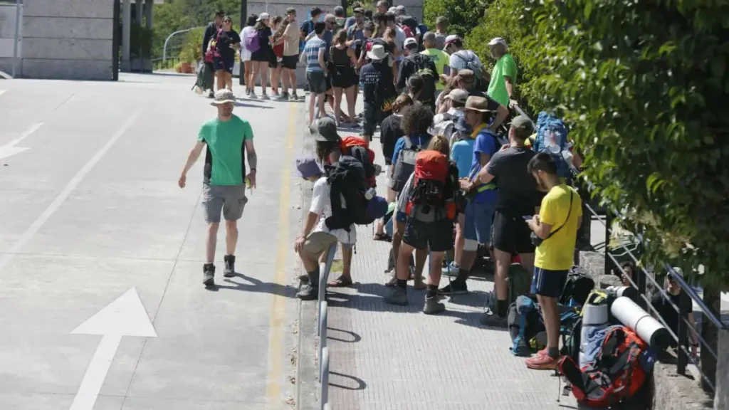Peregrinos esperando la apertura del albergue de Pontevedra - Camino Portugués :: guía del Camino de Santiago