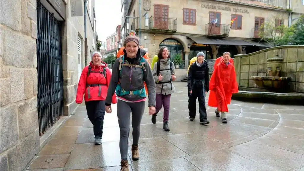 Un grupo de peregrinas caminando por Pontevedra - Camino Portugués :: Guía del Camino de Santiago