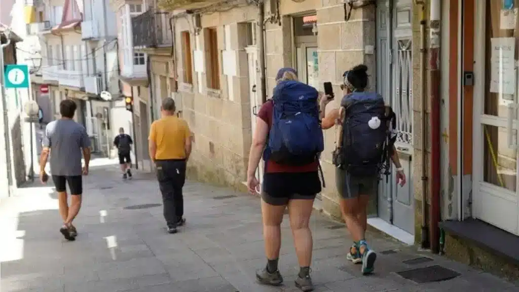 Peregrinos atravesando Redondela - Camino Portugués :: Guía del Camino de Santiago