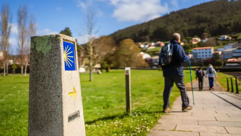 Un peregrino haciendo el Camino de Santiago en Galicia