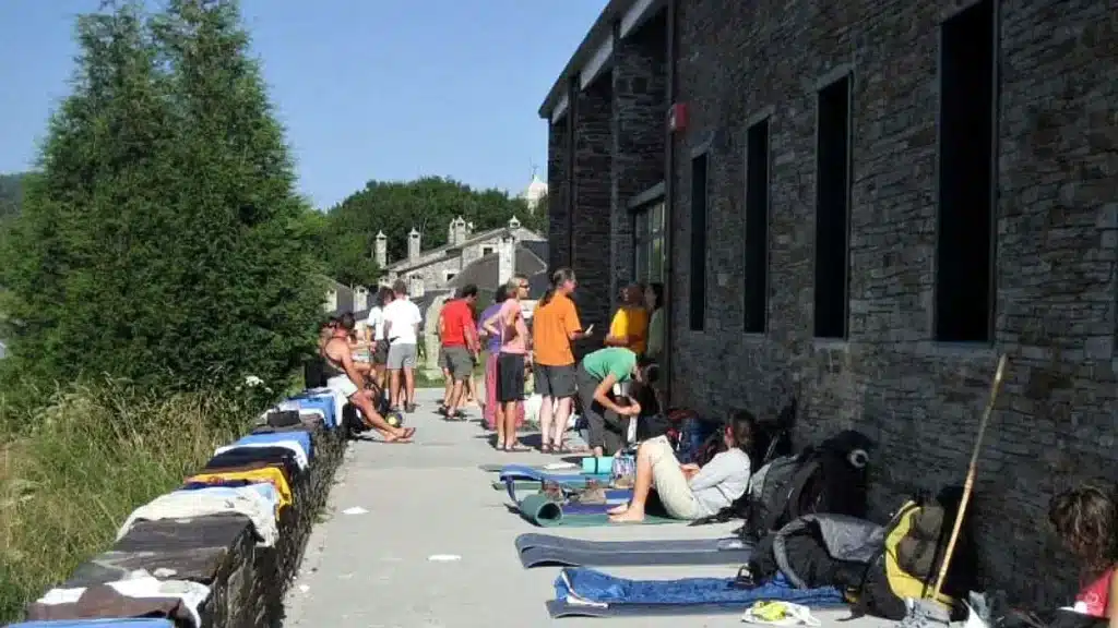 Peregrinos en el albergue de O Cebreiro - Camino Francés :: Guía del Camino de Santiago