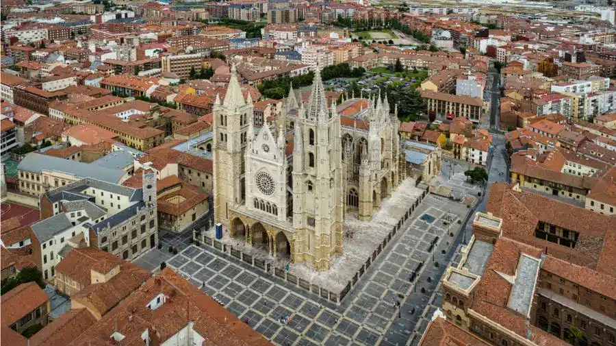 Vista de la Catedral y casco urbano de León - Camino Francés :: Guía del Camino de Santiago