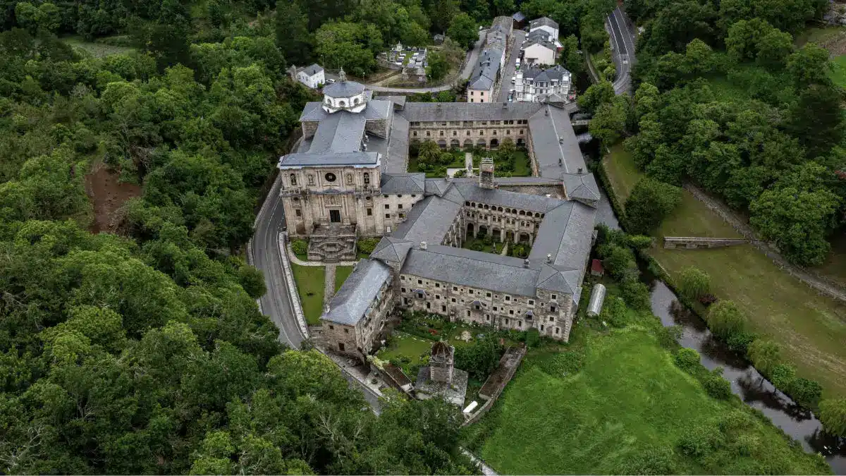 Vista aérea del Monasterio de Samos - Camino Francés :: Guía del Camino de Santiago