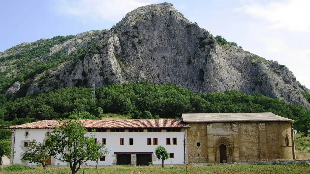 Monasterio de Zamartze, Navarra - Camino de Sakana :: Guía del Camino de Santiago