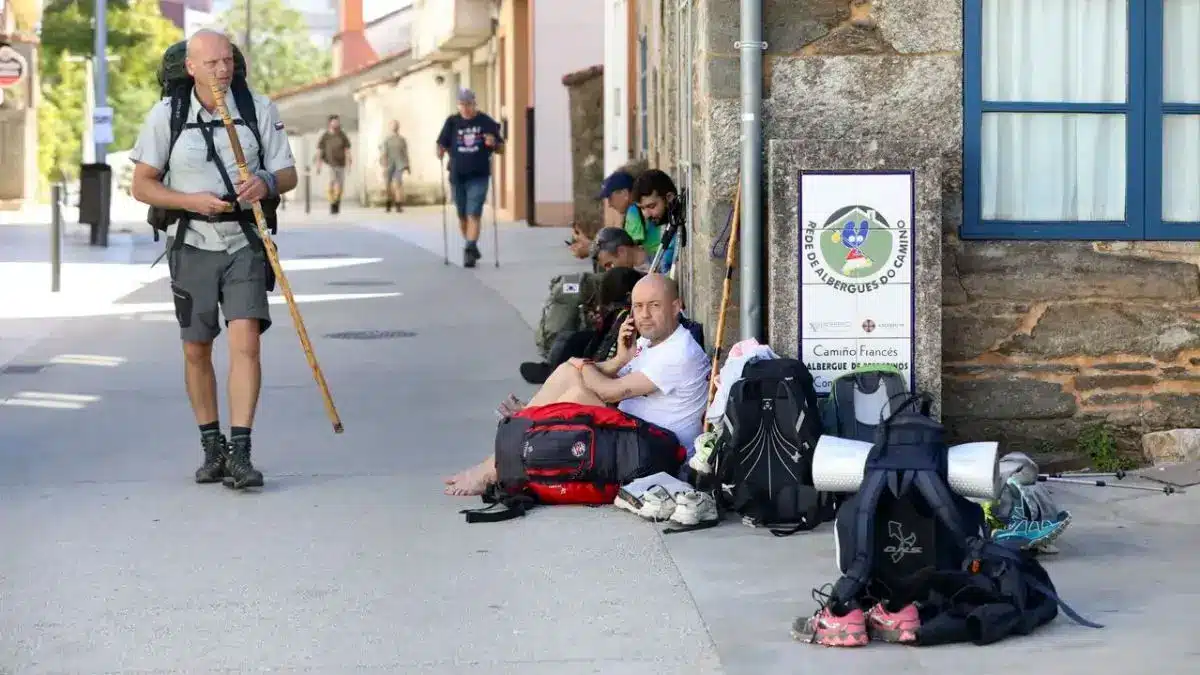 Peregrinos esperando la apertura de un albergue de la Junta de Galicia :: Guía del Camino de Santiago