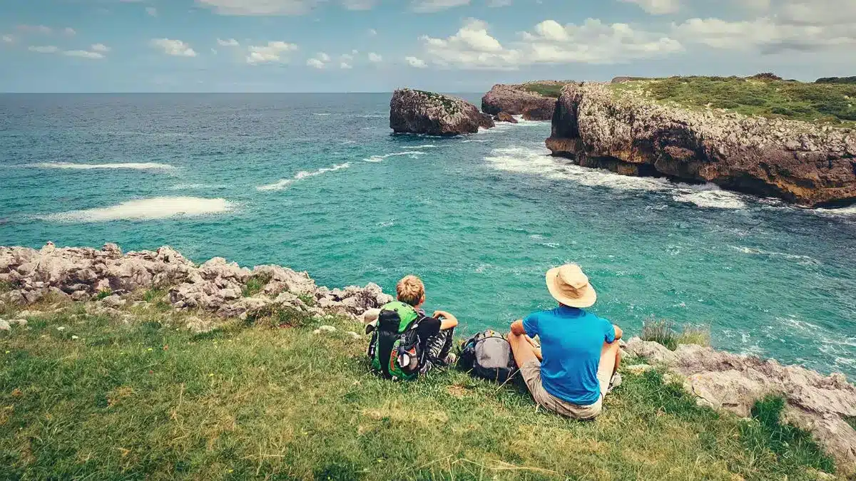 Peregrinos disfrutando del mar en el Camino del Norte :: Guía del Camino de Santiago