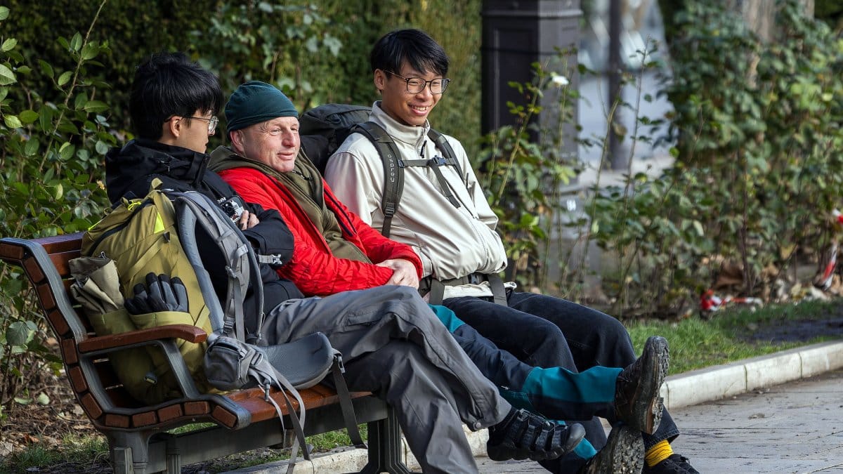 Un grupo de peregrinos en Burgos en invierno - Camino Francés