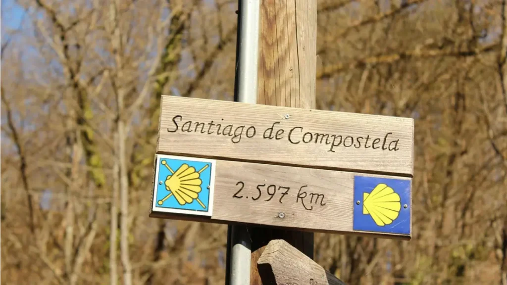 Señal indicadora de distancia a Santiago de Compostela