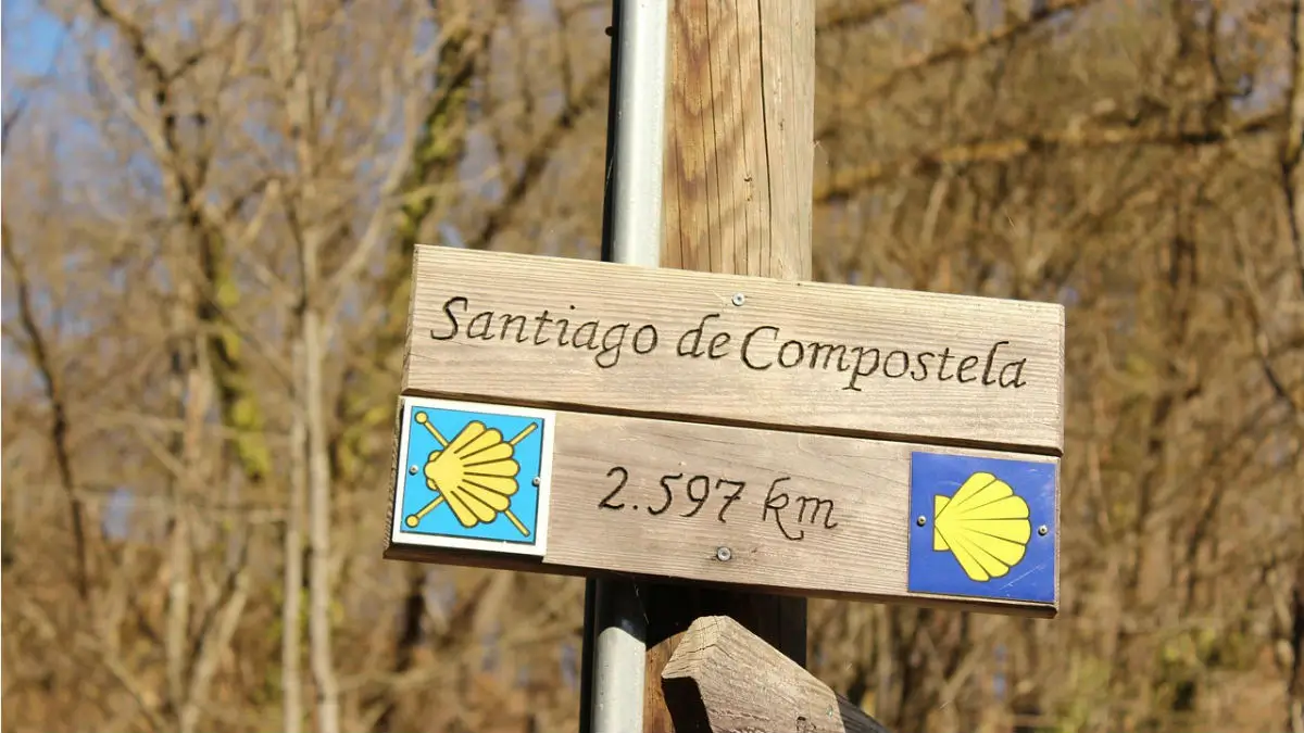 Señal indicadora de distancia a Santiago de Compostela