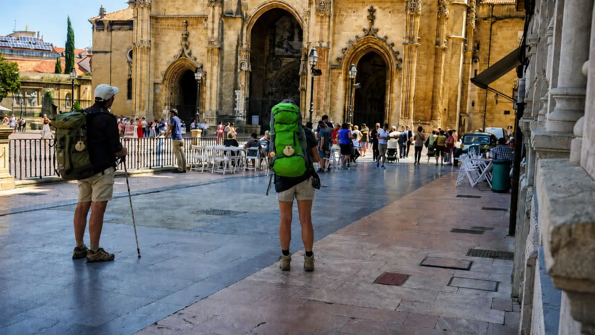 Peregrinos frente a la catedral de Oviedo al inicio del Camino Primitivo