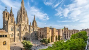 Catedral de Barcelona vista desde la plaza de la Seu