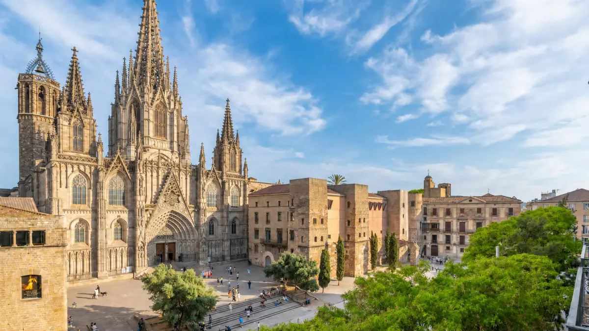Catedral de Barcelona vista desde la plaza de la Seu