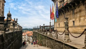 Peregrinos caminando por el casco histórico de Santiago de Compostela