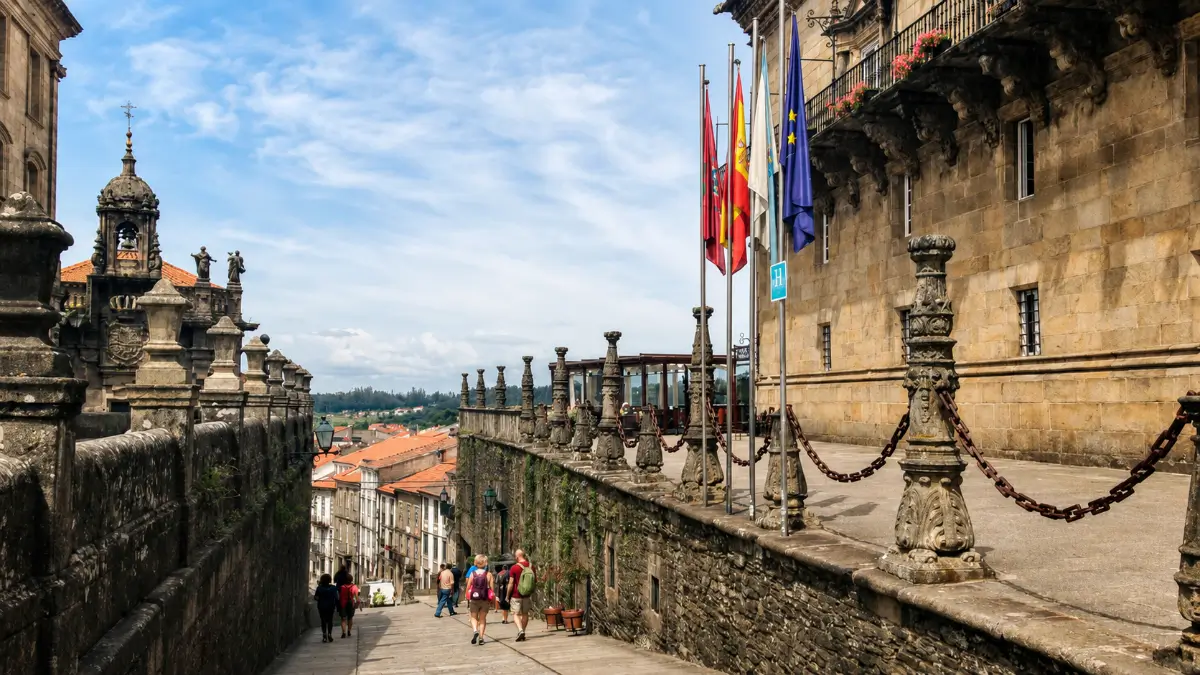 Peregrinos caminando por el casco histórico de Santiago de Compostela