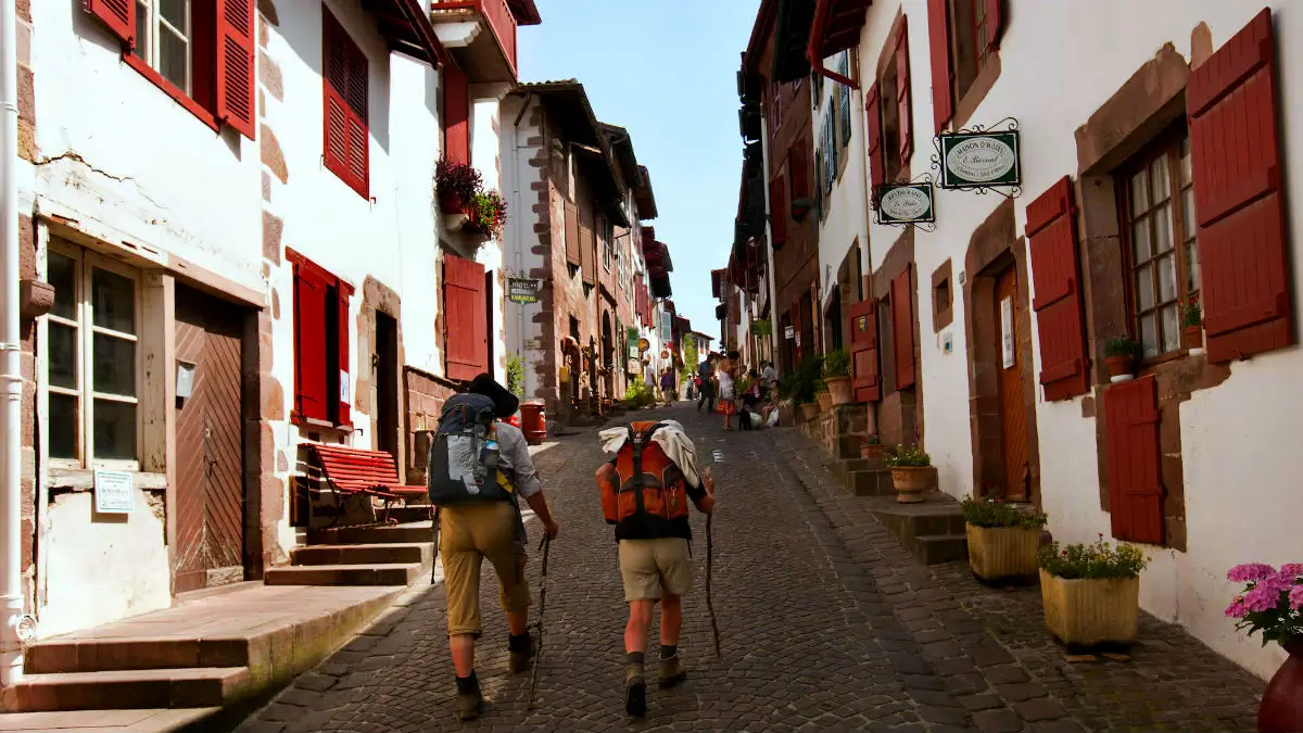Peregrinos caminando por una calle de Saint-Jean-Pied-de-Port al inicio del Camino Francés