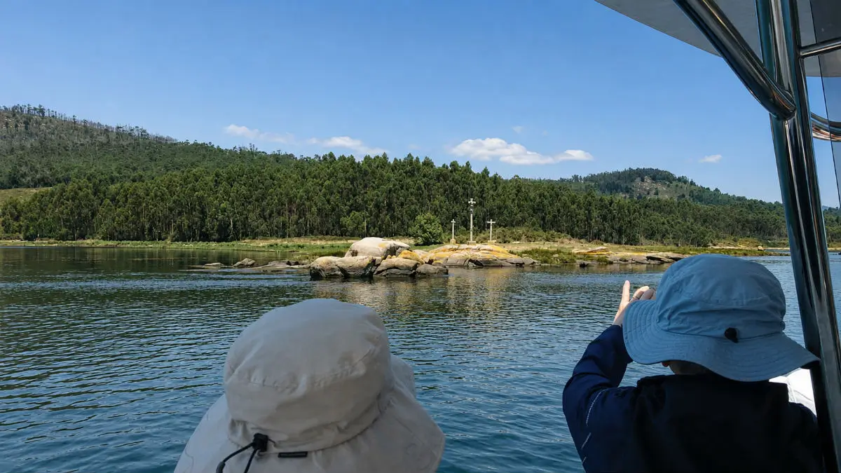 Peregrinos durante la Traslatio de la Variante Espiritual por la ría de Arousa