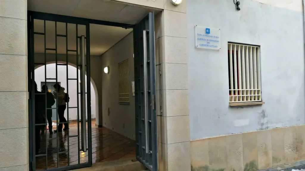 Entrada al albergue de peregrinos municipal de Jaca