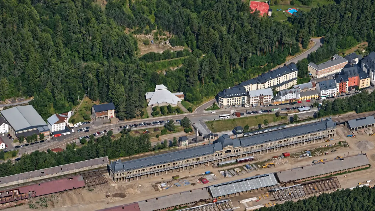 Vista aérea de Canfranc Estación y la Estación Internacional en el Camino Aragonés