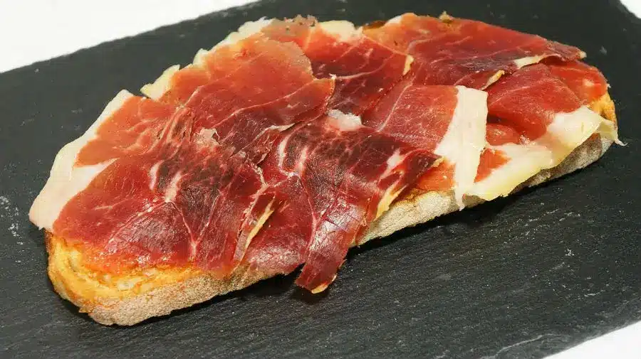 Tostada con aceite y jamón ibérico