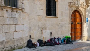 Mochilas de peregrinos junto al Albergue Municipal de Burgos, en el Camino Francés