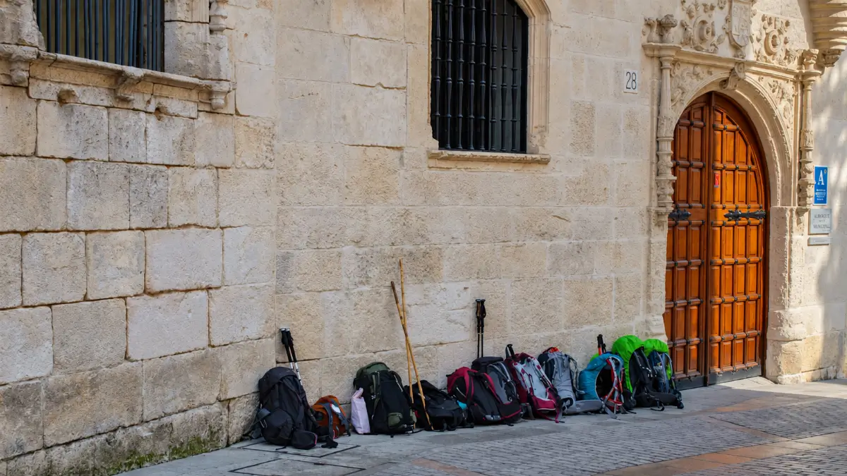 Mochilas de peregrinos junto al Albergue Municipal de Burgos, en el Camino Francés