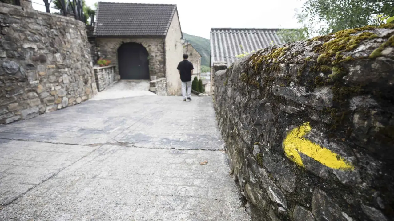 Flecha identificativa del Camino de Santiago a su paso por las calles de Castiello
