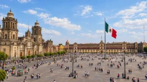 Zócalo de Ciudad de México con la bandera mexicana y la Catedral Metropolitana