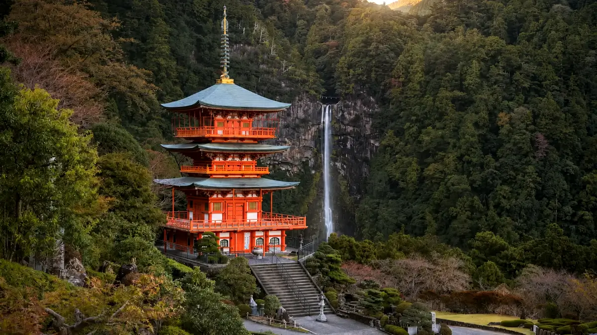Templo del Kumano Kodo entre montañas y junto a una cascada en Japón
