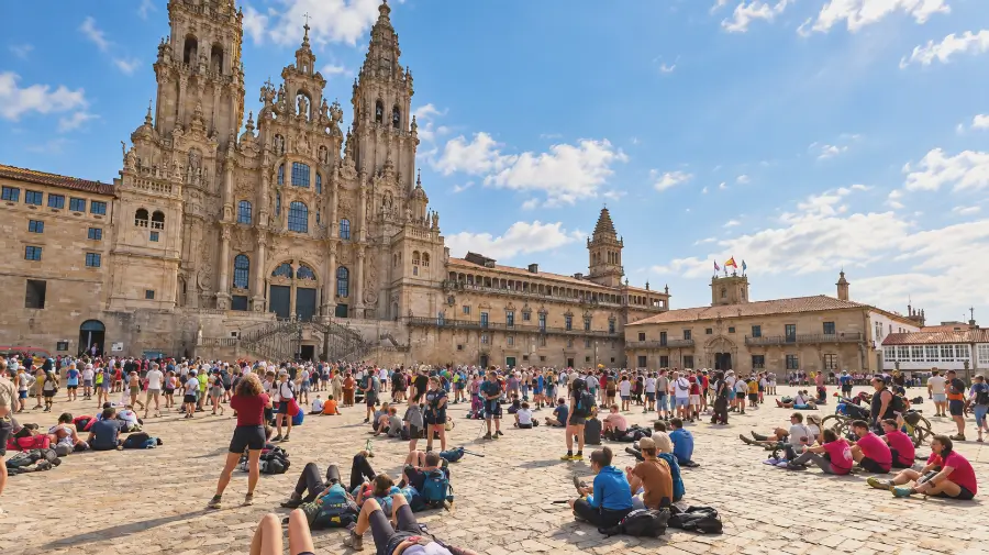 Peregrinos reunidos en la plaza del Obradoiro ante la Catedral de Santiago