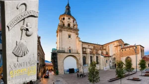 Hito del Camino de Santiago junto a la Catedral de Santa María de Vitoria