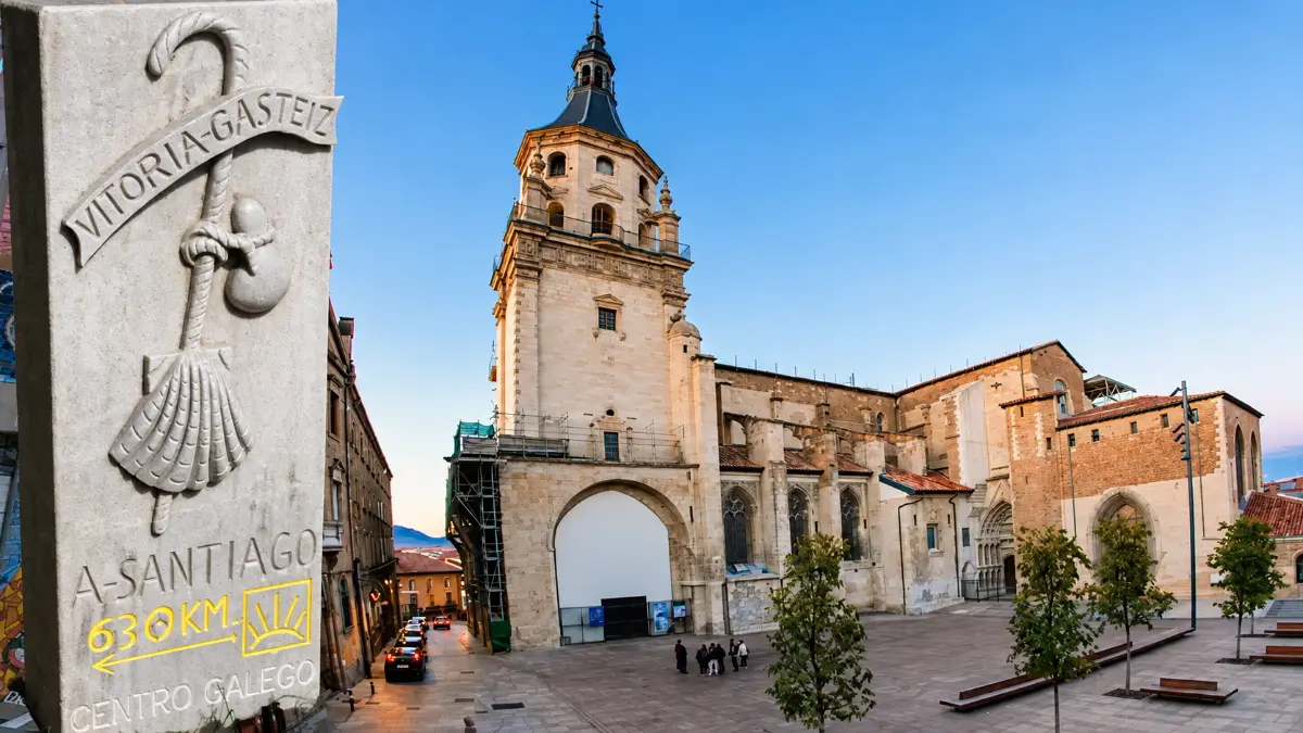 Hito del Camino de Santiago junto a la Catedral de Santa María de Vitoria