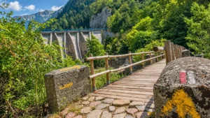 Pasarela del Camino Aragonés junto a la presa de Canfranc